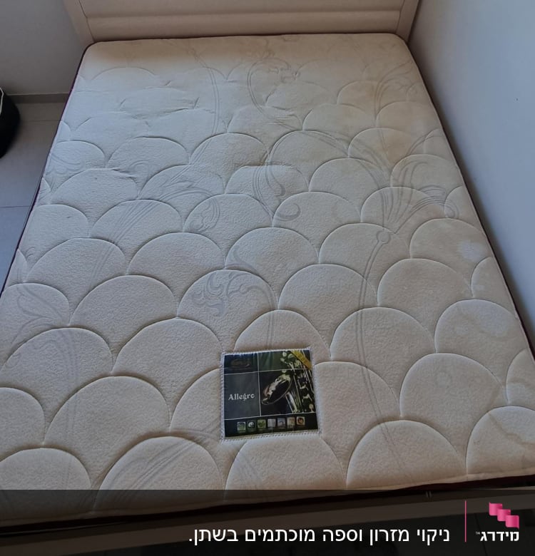 מזרן עם דוגמה פרחונית וכרית קטנה בצד
